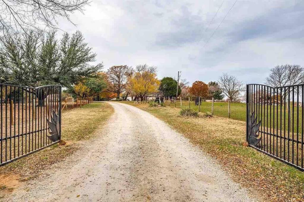 Beautiful Farmhouse W/ Pool On 6 Acres Ranch Aubrey Dış mekan fotoğraf